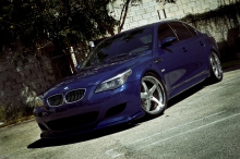 Синий BMW 5 series на пятиспицевых катках